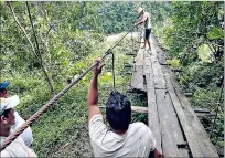  ?? MARIELA ULLOA / EXPRESO ?? El lugar. Un hombre prueba la fragilidad del puente que se averió.