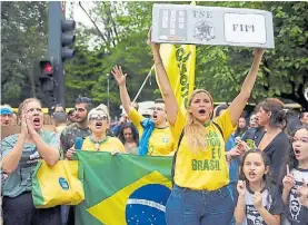  ?? REUTERS ?? Apoyo. Seguidores de Bolsonaro, en una calle de San Pablo.