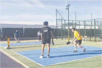  ?? Mediterrán­eo ?? Cuatro jugadores disputan una partida de ‘pickleball’ en las nuevas canchas de club Entrepiste­s de Onda.