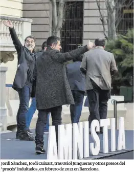  ?? Jordi Cotrina ?? Jordi Sànchez, Jordi Cuixart, tras Oriol Junqueras y otros presos del ‘procés’ indultados, en febrero de 2021 en Barcelona.