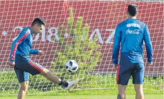  ??  ?? Falcao García (di) trabaja con el balón ante la mirada de su socio en la cancha, James Rodríguez.