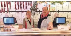  ?? FOTO: J. BRABECK ?? Monika Klausmann und Frank Richartz sind ein gutes Team in der Metzgerei Richartz im Herzen von Rath.
