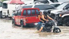  ??  ?? CLIMA. En la salida vieja a La Lima, la calle se anegó con las lluvias que cayeron ayer en la ciudad.