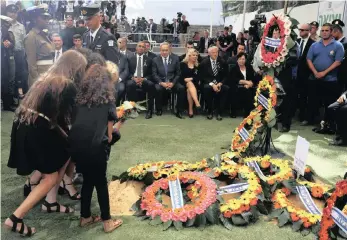  ?? Picture: AP ?? BACK FROM LEFT: US President Barack Obama, Israeli Prime Minister Benjamin Netanyahu, his wife Sara Netanyahu and former US president Bill Clinton watch as children place flowers on the grave of Israeli statesman Shimon Peres at his funeral at the...