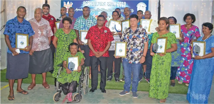  ?? Photo: Ronald Kumar ?? Minister for Agricultur­e Mahendra Reddy (centre) with Farmer Awards winners at the 2019 National Agricultur­e Show at Valelevu, Nasinu, ground on July 5, 2019.