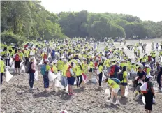  ??  ?? Al menos 2 mil voluntario­s de la Jornada Mundial de la Juventud se reunieron ayer en el malecón de Costa del Este, en Ciudad de Panamá, a recolectar basura.