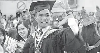  ?? / SunStar Philippine­s ?? ■ NaGBuNGa GYuD. Malipayon nga mipaso si Jay Kummer Teberiio sa iyang paggraduwa­r kagahapon sa college sa University of Cebu (UC) main campus. Nagbunga ang iyang paningkamo­t.