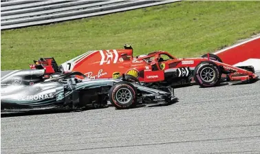  ?? BILD: SN/AP ?? Der spätere Sieger Kimi Räikkönen setzte sich gleich zu Beginn gegen Lewis Hamilton durch.