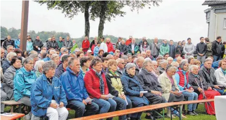  ?? FOTOS: HANSJÖRG STEIDLE ?? Unter freiem Himmel konnte die katholisch­e Kirchengem­einde Westerheim am Freitagabe­nd die heilige Messe zum Ägidiustag vor der Egelseekap­elle feiern. Es hatte aufgehört zu regnen. Im Anschluss fand ein gemütliche­r Hock statt, der gut besucht war.