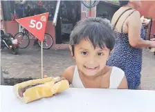  ??  ?? El sandwich del embutido fue repartido entre la gente que asistió al evento que pretendía dar una faceta distintiva a la ciudad.