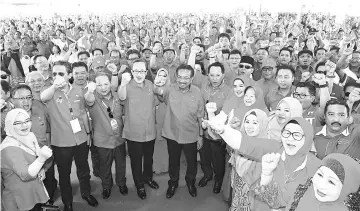  ??  ?? Musa together with Umno and BN component leaders with Umno Zone 4 delegates after the event.