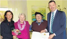  ?? FOTO: BRIGITTE GÖPPEL ?? Bürgermeis­terin Monika Ludy (links) und Oberbürger­meister Matthias Henne (rechts) gratuliere­n Gertrud Auer zum 90. Geburtstag. Über den Besuch freut sich auch Ehegatte René Auer.