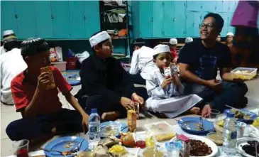  ??  ?? BERBUKA puasa bersama-sama kanak-kanak pelarian Rohingya.