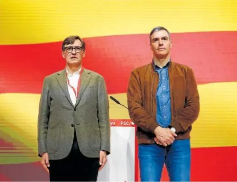  ?? // EFE ?? Salvador Illa y Pedro Sánchez, el pasado domingo escuchando ‘Els segadors’, himno de Cataluña