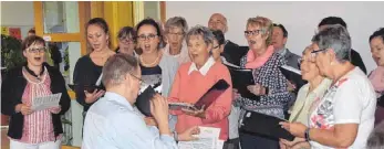  ?? FOTO: KLAUS PASEDAG ?? Der Kirchencho­r unter der Leitung von Volker Unsold gestaltete den musikalisc­hen Teil.