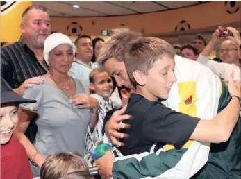  ?? PICTURE:MARYLYN BERNARD ?? Le Clos gets a hug from his younger brother Jordan while his mom and dad look on as he arrives back in Durban after competing at the Commonweal­th Games in Delhi.