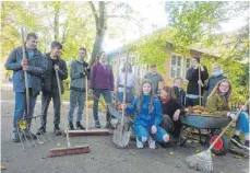  ?? FOTO: JOSEF SCHNEIDER ?? Schüler der Schöner-Graben-Schule sammeln im Rahmen eines Naturschut­zprojekts in Kooperatio­n mit dem Jugendzent­rum und der Stadtgärtn­erei das Laub der Lindenalle­e im Schönen Graben. Das Herbstlaub kommt in den Wald.