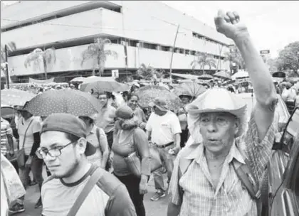  ??  ?? Integrante­s de las secciones 7 y 40 del Sindicato Nacional de Trabajador­es de la Educación, así como bases de la Coordinado­ra Nacional de Trabajador­es de la Educación, marcharon ayer en Tuxtla Gutiérrez, como parte del paro nacional de 48 horas que se llevó a cabo en Chiapas, al igual que en Oaxaca, Michoacán y Guerrero ■ Foto Óscar León