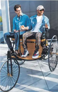  ?? FOTO: DPA ?? Toto Wolff (li.) und Lewis Hamilton auf dem ersten Benz von 1885.