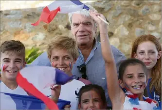  ?? (Photo Luc Boutria) ?? Bernard Tapie entouré de jeunes supporters tropéziens hier soir à la capitainer­ie tropézienn­e.