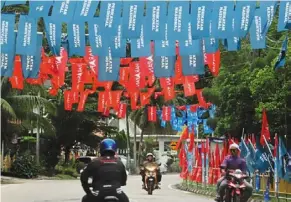  ?? — LIM beng TATT/THE star ?? Burst of colour: Party flags vying for the attention of voters in Permatang Pauh.