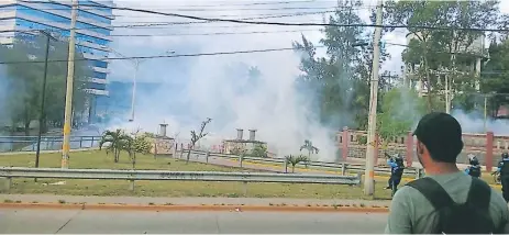  ??  ?? INTERVENCI­ÓN. Fue necesaria la intervenci­ón de la Policía Nacional para disipar la primera protesta del tercer periodo académico.