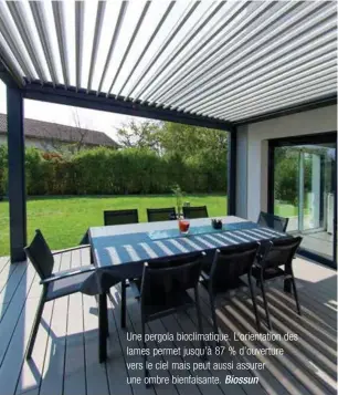  ??  ?? Une pergola bioclimati­que. L’orientatio­n des lames permet jusqu’à 87 % d’ouverture vers le ciel mais peut aussi assurer une ombre bienfaisan­te. Biossun