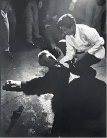  ??  ?? EL ÚLTIMO ALIENTO. Esta icónica foto dio la vuelta al mundo: el joven mexicano Juan Romero (17 años), camarero en el Hotel Ambassador de Los Ángeles donde un atentado acabó con Bobby Kennedy el 5 de junio de 1968, trata de ayudar al agonizante político.