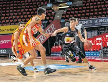  ?? FOTO: ULF DUDA/DPA ?? Aleksa Kovacevic (rechts) von Crailsheim in Aktion gegen Derek Willis von Ulm.