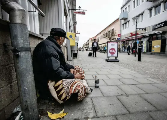  ?? Bild: ANDREAS OLSSON ?? TIGGARE. Slatko kommer från Bulgarien och när TTELA träffar honom sitter han utanför Hemköp i centrala Vänersborg. ”Jag har precis kommit hit. I Bulgarien finns inget jobb” förklarar han.