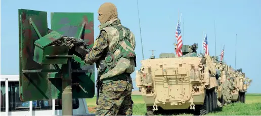  ?? (Epa) ?? Sul campo
Un convoglio americano e le milizie curde dell’ypg controllan­o il villaggio di al-ghanamya, vicino alla città di al-darbasiyah, sul confine siriano con la Turchia.
Gli Usa hanno annunciato di voler ritirare le proprie truppe dal territorio