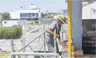  ?? Jordi V. Pou ?? Un obrero de la construcci­ón en Lleida durante una ola de calor, en julio de 2022.