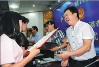  ?? HUO YAN / CHINA DAILY ?? Selected mediators are awarded certificat­es by the Xincheng district court in Xi’an, Shaanxi province, last week. They will lighten the load of judges by handling domestic disputes.