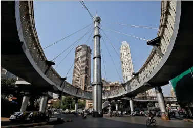  ?? REUTERS ?? Commuters travel beneath the Nana Chowk skywalk in Mumbai on Friday.