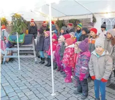  ?? FOTO: VERA STILLER ?? Der Kinder- und Jugendchor Argenbühl eröffnete am Samstag die Eisenharze­r Dorfweihna­cht.