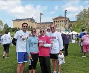  ??  ?? Ann Lewis with her husband and parents at the 2013 Komen Philadelph­ia Race for the Cure.