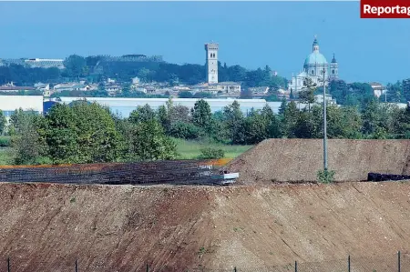  ??  ?? Orizzonti Il profilo di Lonato del Garda dietro una montagna di terra come se ne vedono tante nei cantieri Tav