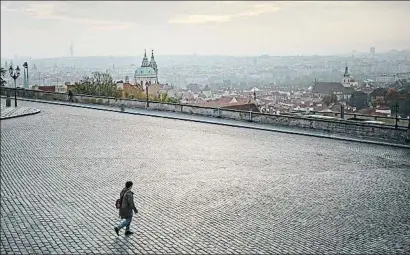  ?? GABRIEL KUCHTA / GETTY ?? La plaza Hradcany de Praga vacía; Chequia es el país europeo más golpeado ahora por la pandemia