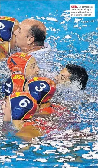  ?? FABRICE COFFRINI / AFP ?? Júbilo. Las campeonas celebraron en el agua la gran victoria lograda en la piscina Picornell