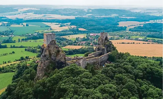  ?? FOTO 2x SHUTTERSTO­CK ?? Zřícenina hradu Trosky s nepřehlédn­utelnými věžemi Panna (vlevo) a Baba. Ideální cíl výletů rodin s dětmi. Prohlídka nezabere moc času, ale výhled do krajiny je úchvatný.
EVA OBŮRKOVÁ