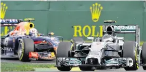  ?? Bild: SN/EPA/TECHT ?? Ricciardo folgt
Rosberg: Die Disqualifi­kation war noch kein Thema.