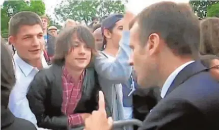  ?? ABC ?? Bajo estas líneas, Emmanuel Macron reprende al joven que lo saludó con un «¿qué pasa, Manu?»