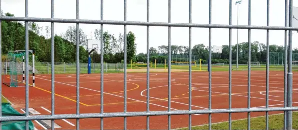  ?? Foto: Thorsten Jordan ?? Im Norden des Kauferinge­r Sportzentr­ums befinden sich ein Hartplatz (vorne) und ein Sandsportp­latz (hinten). Die Marktgemei­nde hat sie eingezäunt, weil sie Vandalismu­s fürchtet. Freizeitsp­ortler, die dort spielen wol len, müssen sich vorher anmelden....