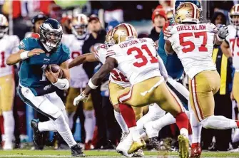  ?? Scott Strazzante / The Chronicle ?? Philadelph­ia quarterbac­k Jalen Hurts scrambles to avoid 49ers defenders in the third quarter.