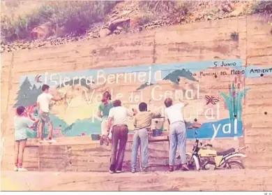  ?? M. H. ?? Socios de Grunsber pintan un mural solicitand­o su protección como Parque Natural en 1990.
