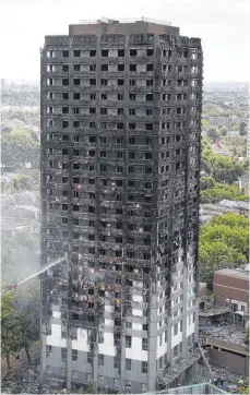  ?? FOTO: AFP ?? Der Grenfell Tower wurde bei dem Feuer komplett zerstört. Einsturzge­fährdet soll das Gebäude aber nicht sein.