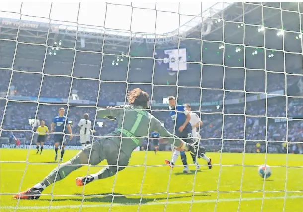  ?? FOTO: IMAGO ?? Ein letztes Mal in der Saison 21/22 zappelt der Ball im Gladbacher Netz: Hoffenheim­s Andrej Kramaric sorgt vorigen Samstag für Borussias 61. Gegentor.