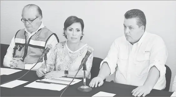  ??  ?? El gobernador de Morelos, Graco Ramírez; la titular de la Secretaría de Desarrollo Agrario, Territoria­l y Urbano, Rosario Robles, y el oficial mayor de la Secretaría de Gobernació­n y representa­nte presidenci­al para atender la emergencia en la entidad,...