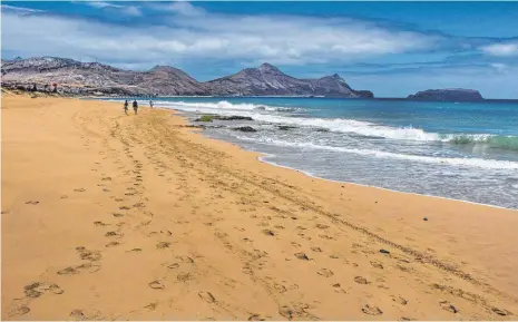  ?? FOTOS: DPA ?? Für ausgedehnt­e Strandspaz­iergänge gibt es auf Porto Santo jede Menge Platz.