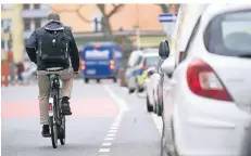  ?? FOTO: DPA ?? Im Meerbusche­r Straßenrau­m soll mehr Raum für Radfahrer geschaffen werden.